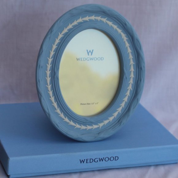 Wedgwood Other - Wedgwood Jasperware Oval Frame